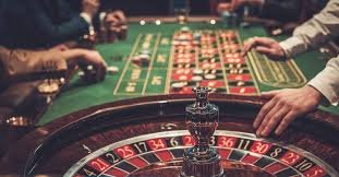 Pemain menggunakan smartphone untuk bermain live casino dengan antarmuka ramah pengguna dari autobet